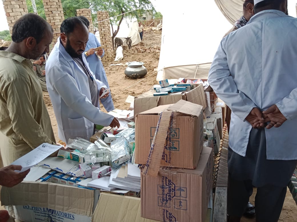 Doctors of Muslim Medical Mission Serving free treatment to the aaffected peoples of flood areas